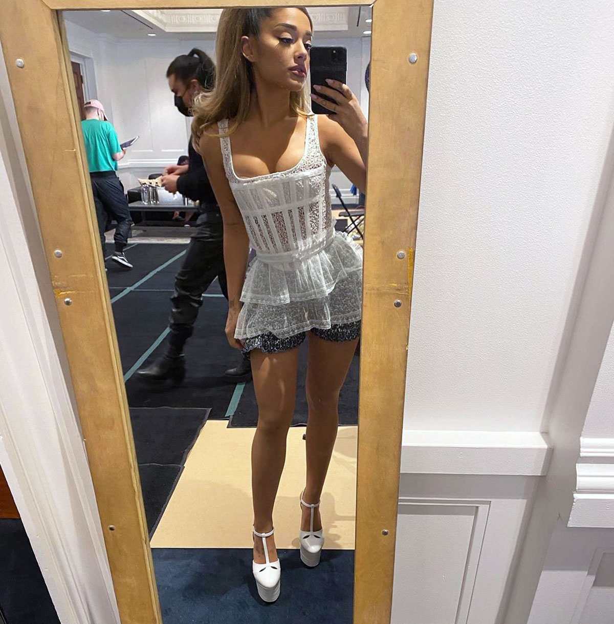 Ariana Grande Sexy Pics